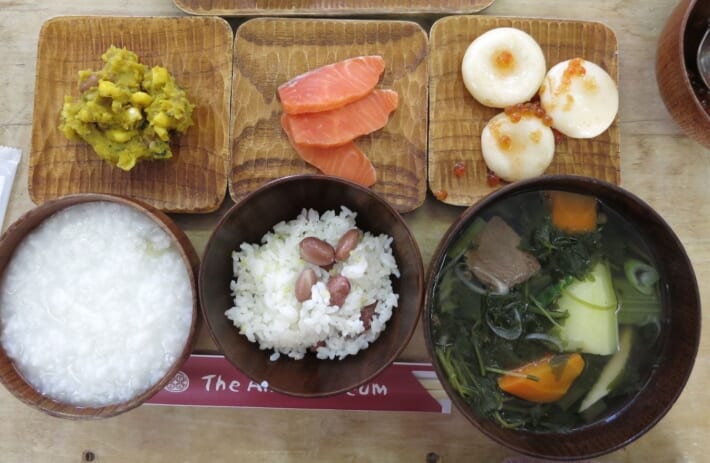 người Ainu thường chế biến các món ăn nóng để giữ ấm cơ thể