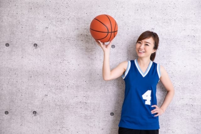 cô gái chơi bóng rổ