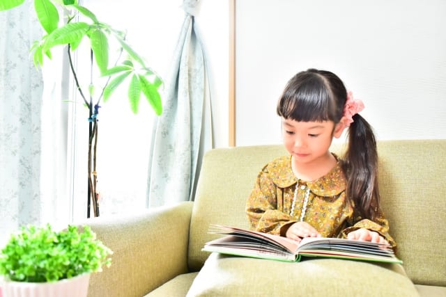 bé gái đọc sách