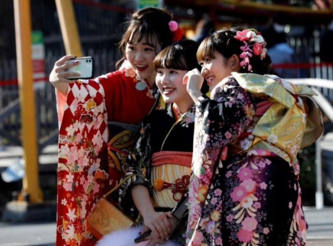 3 cô gái chụp ảnh với trang phục kimono