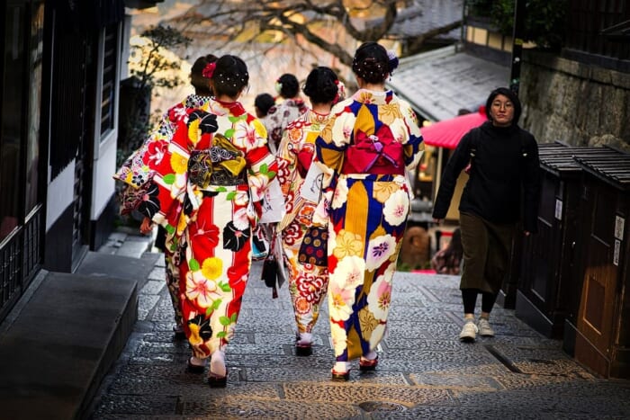 mặc kimono dạo phố