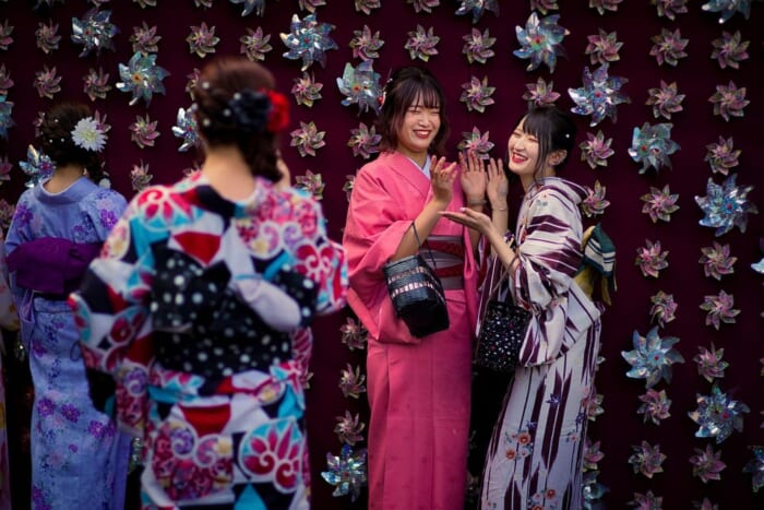 các cô gái mặc kimono chụp ảnh