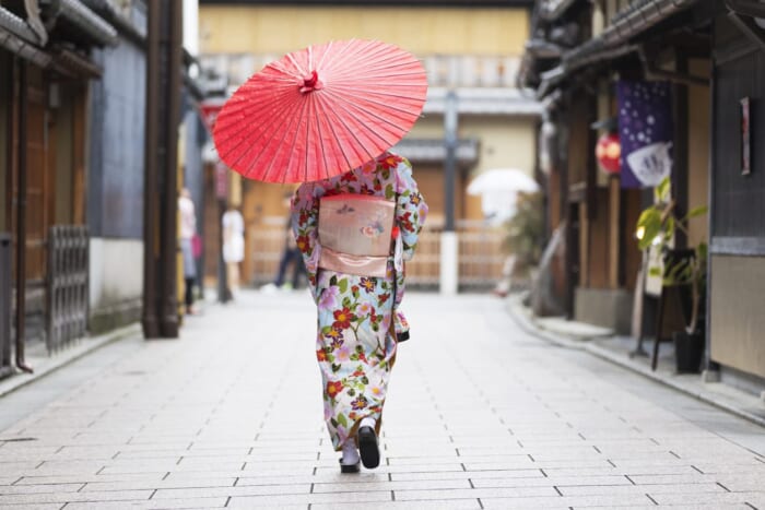 kimono và dù đỏ