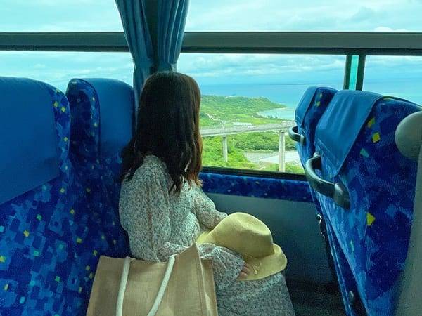 ngồi xe buýt du lịch okinawa