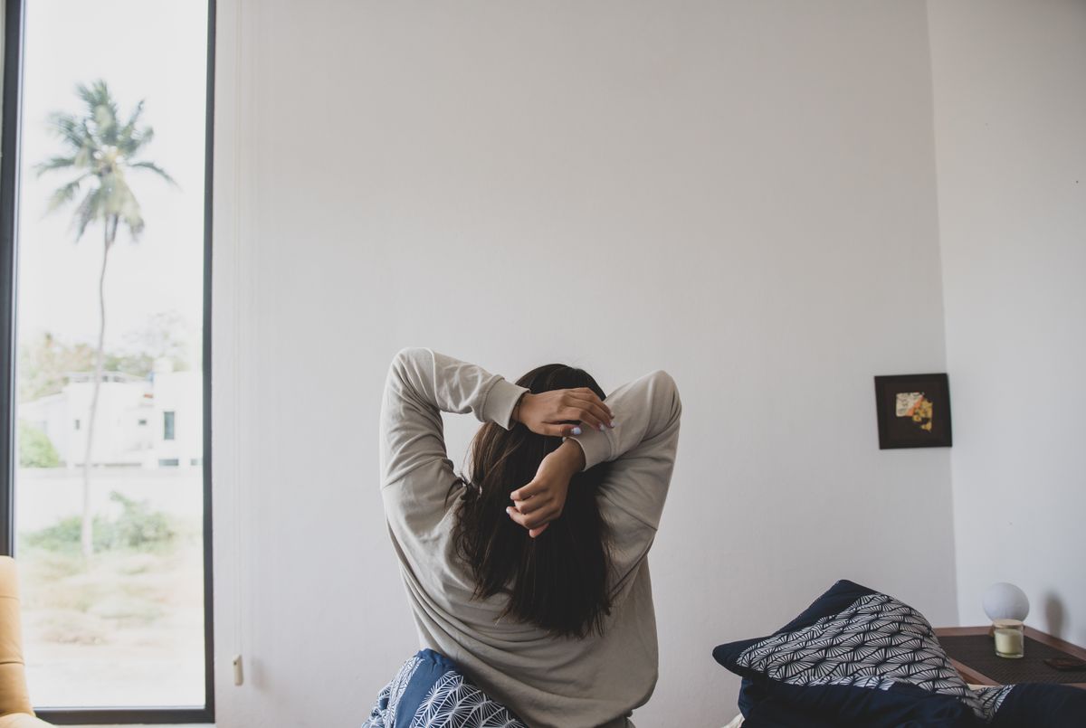Vươn vai buổi sáng bên cửa sổ đón nắng sớm
