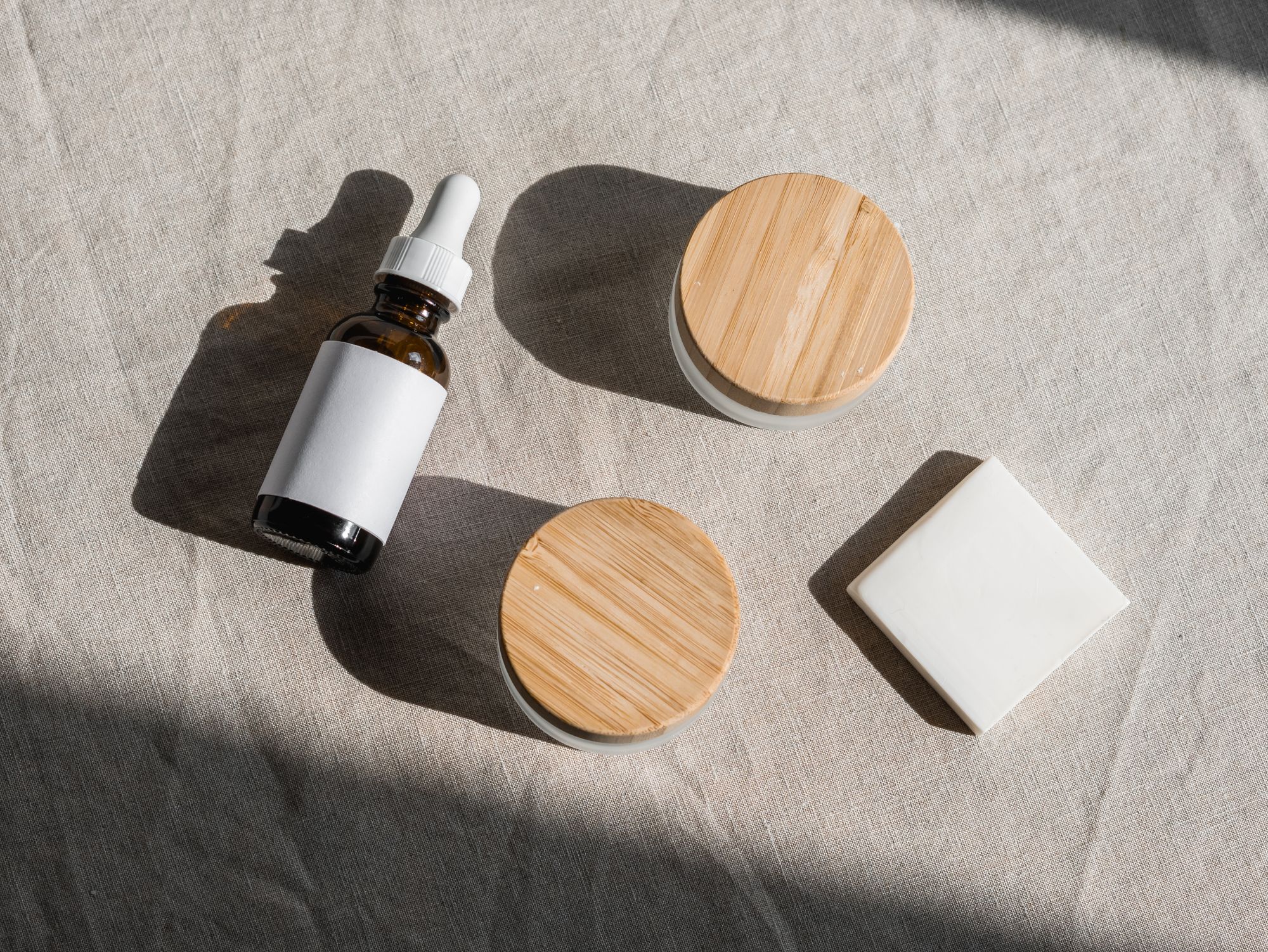 Bộ skincare buổi sáng dưới nắng sớm trên nền vải linen