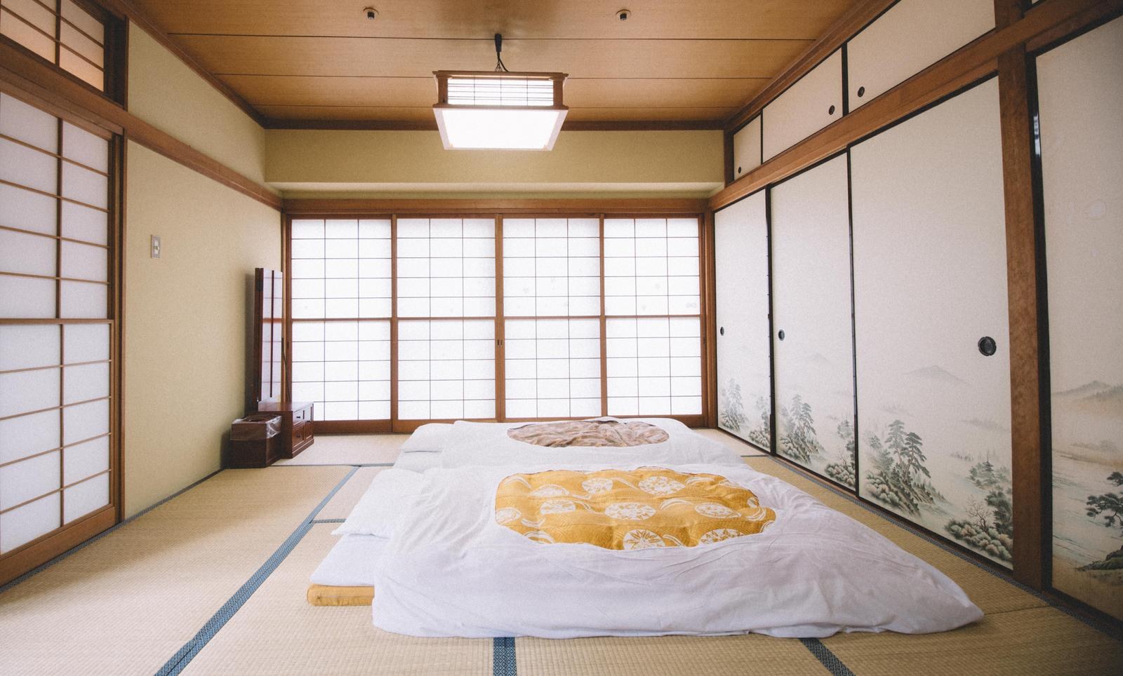 Chăn đệm futon trải sẵn trên chiếu tatami trong căn phòng kiểu Nhật ngập nắng