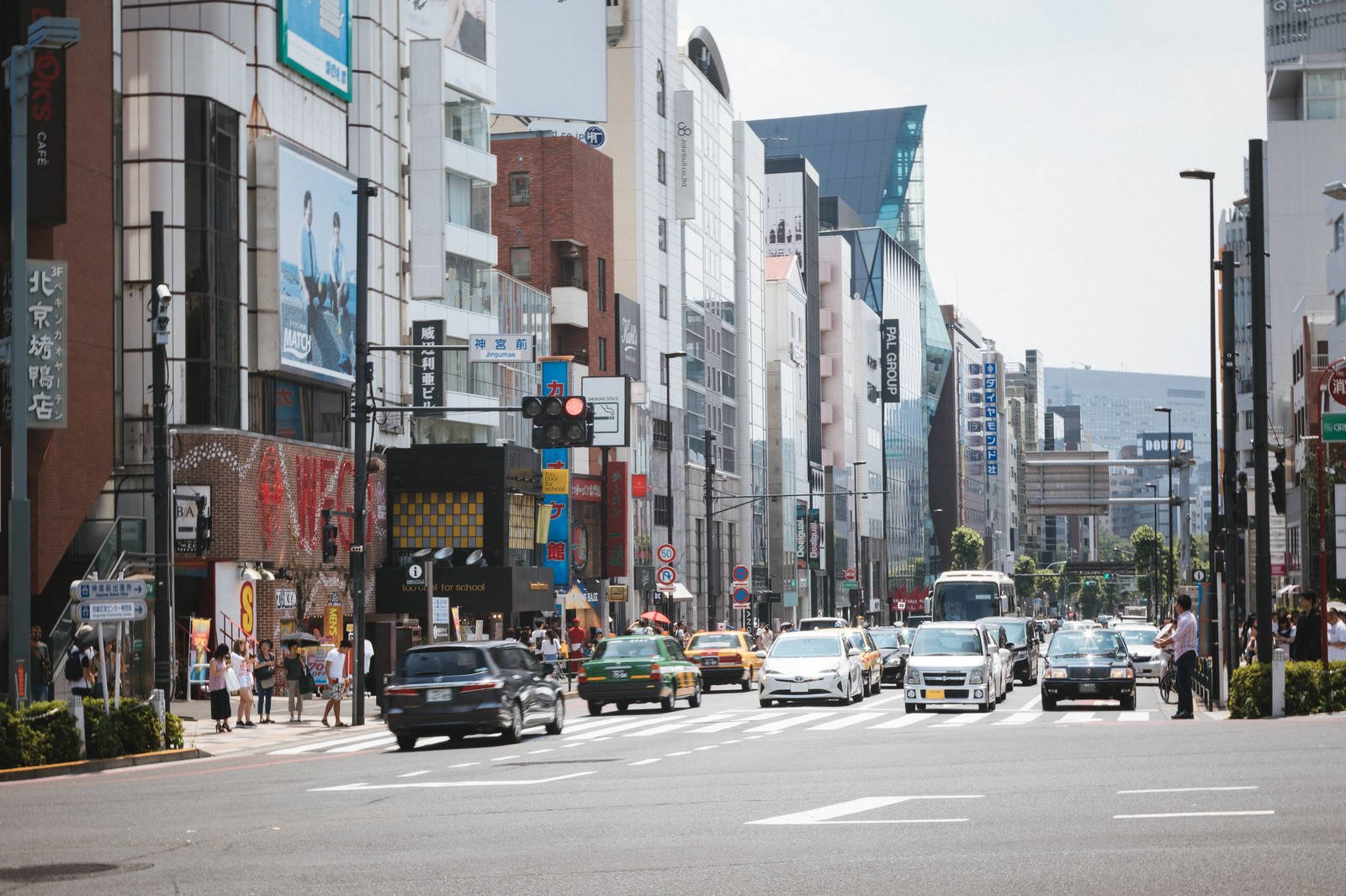 Ngã tư Jingūmae ở Harajuku, Tokyo trong một ngày nắng, người đi đường vẫn mặc áo cộc tay