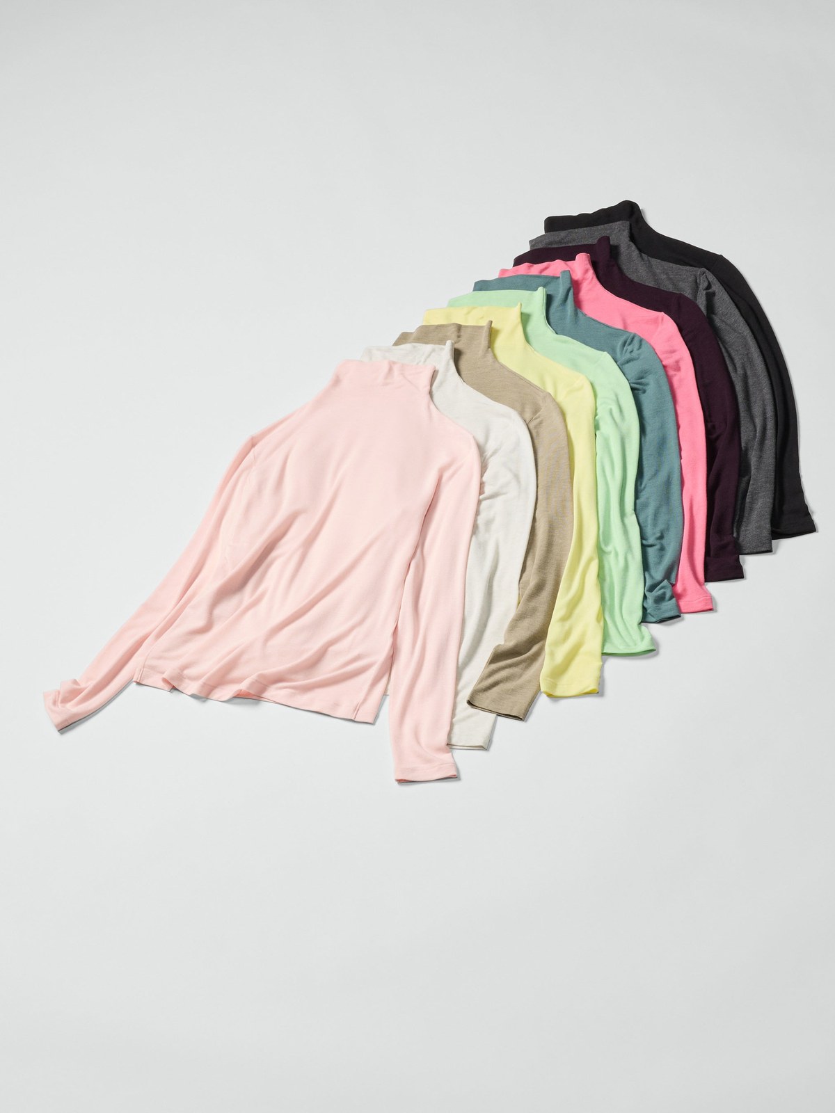 Chồng áo Heattech cực ấm pha cashmere của UNIQLO xếp theo dải màu, có hồng phấn, vàng chanh, xanh bạc hà